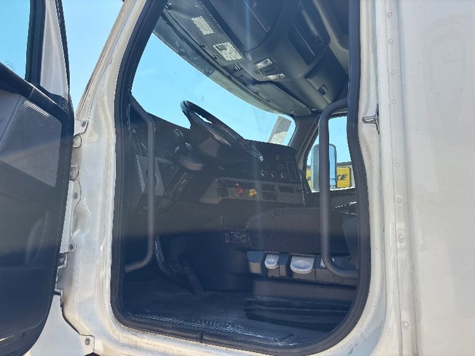 Sleeper Tractor-Heavy Duty Tractors-Freightliner-2020-T12664ST-Birmingham-AL-442,244\n\t\tmiles-$ 69,500 - Image 9