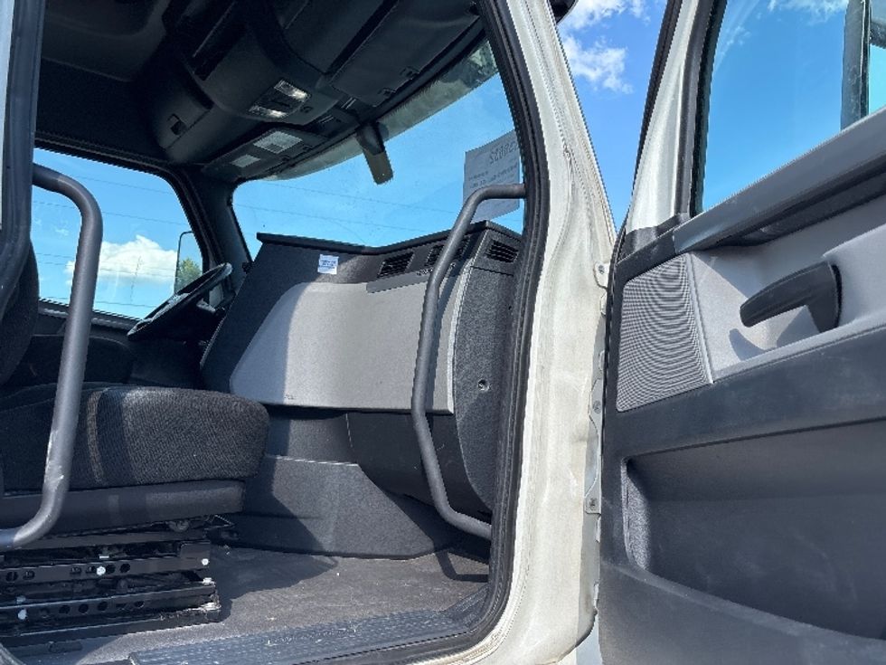 Sleeper Tractor-Heavy Duty Tractors-Freightliner-2020-T12664ST-Birmingham-AL-472,471\n\t\tmiles-$ 73,750 - Image 13