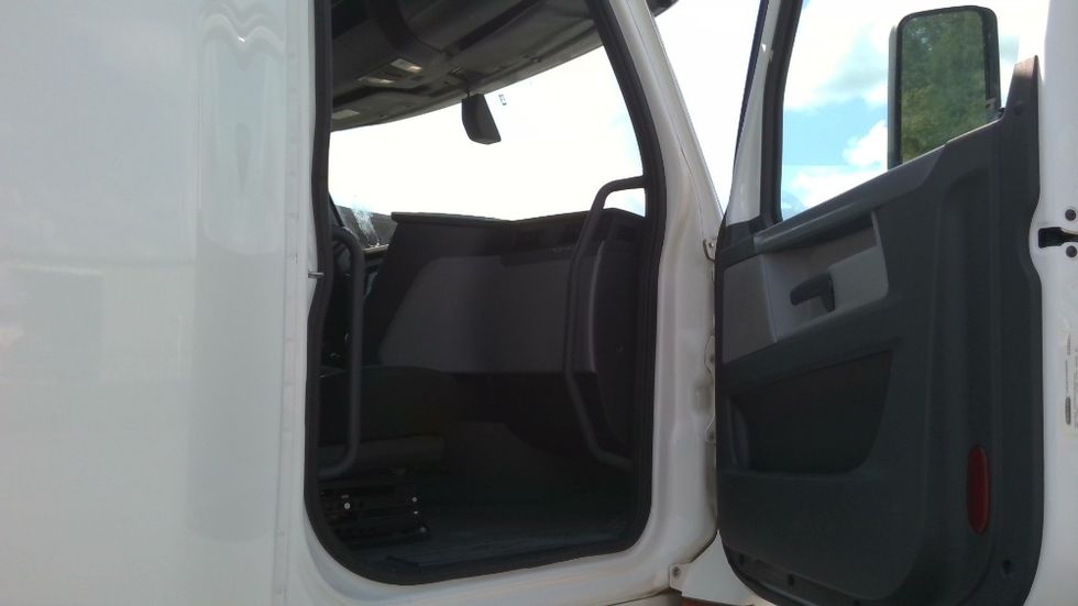 Sleeper Tractor-Heavy Duty Tractors-Freightliner-2020-T12664ST-Birmingham-AL-628,766\n\t\tmiles-$ 53,250 - Image 13