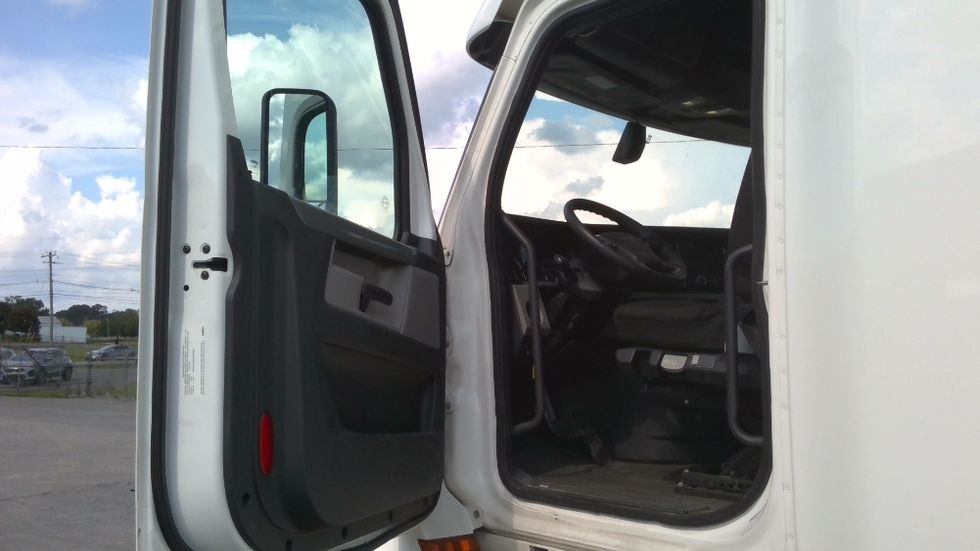 Sleeper Tractor-Heavy Duty Tractors-Freightliner-2020-T12664ST-Birmingham-AL-628,766\n\t\tmiles-$ 53,250 - Image 9