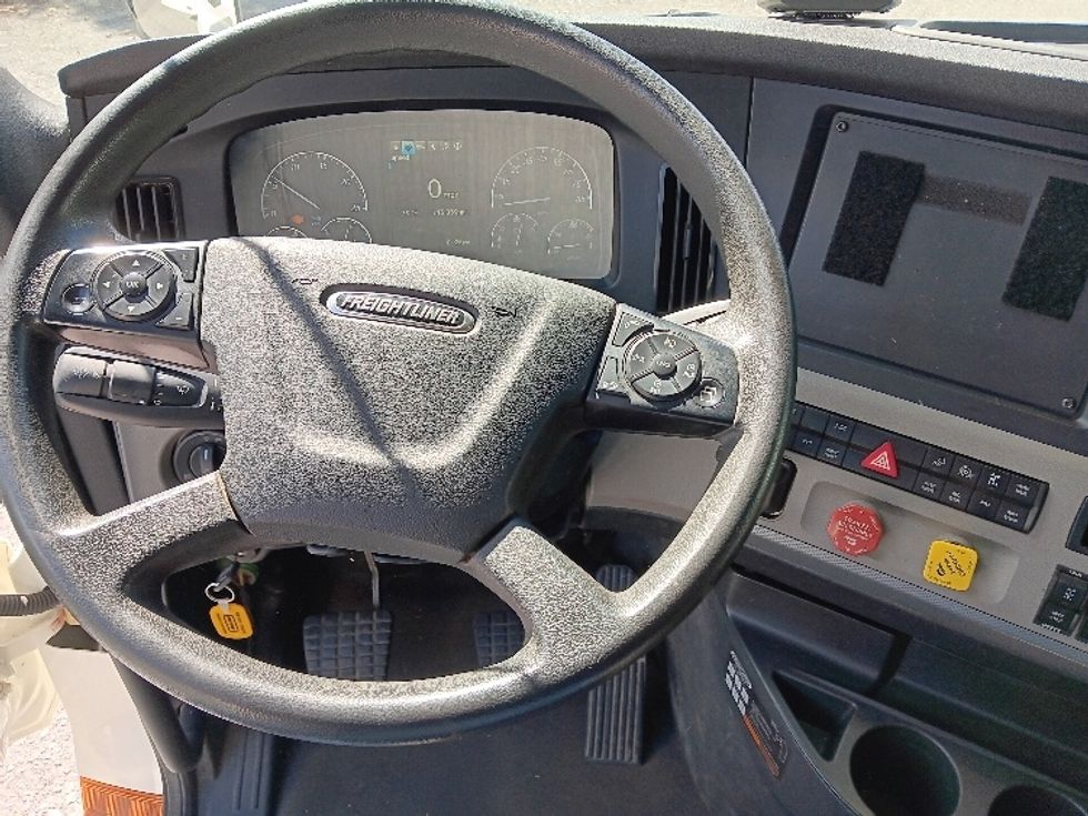 Sleeper Tractor-Heavy Duty Tractors-Freightliner-2020-T12664ST-Blountville-TN-145,859\n\t\tmiles-$ 87,500 - Image 11