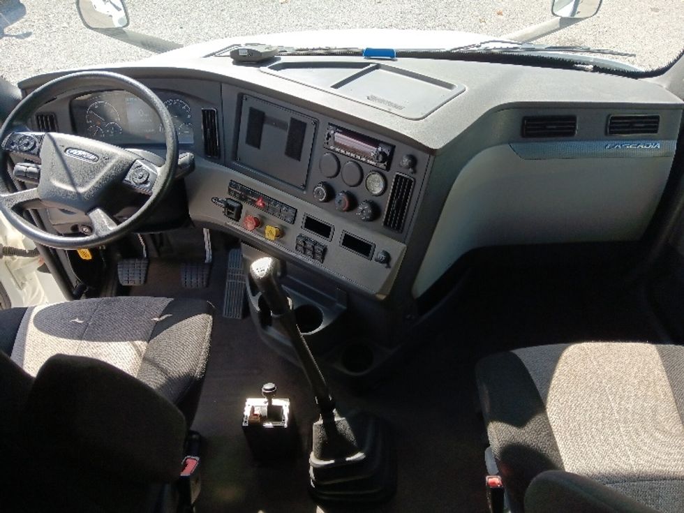 Sleeper Tractor-Heavy Duty Tractors-Freightliner-2020-T12664ST-Blountville-TN-145,859\n\t\tmiles-$ 87,500 - Image 12