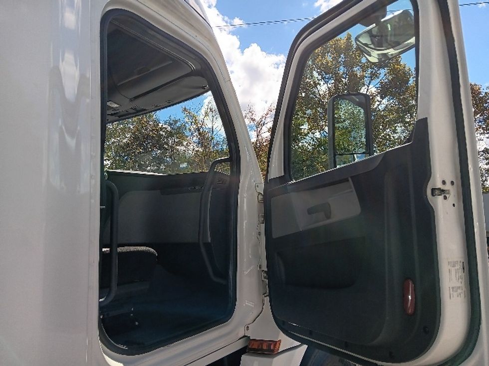 Sleeper Tractor-Heavy Duty Tractors-Freightliner-2020-T12664ST-Blountville-TN-145,859\n\t\tmiles-$ 87,500 - Image 13