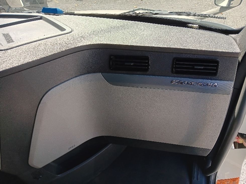 Sleeper Tractor-Heavy Duty Tractors-Freightliner-2020-T12664ST-Blountville-TN-145,859\n\t\tmiles-$ 87,500 - Image 14