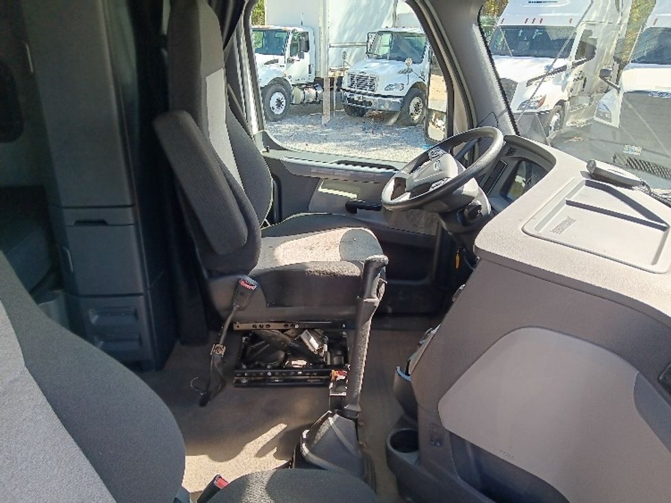 Sleeper Tractor-Heavy Duty Tractors-Freightliner-2020-T12664ST-Blountville-TN-145,859\n\t\tmiles-$ 87,500 - Image 15