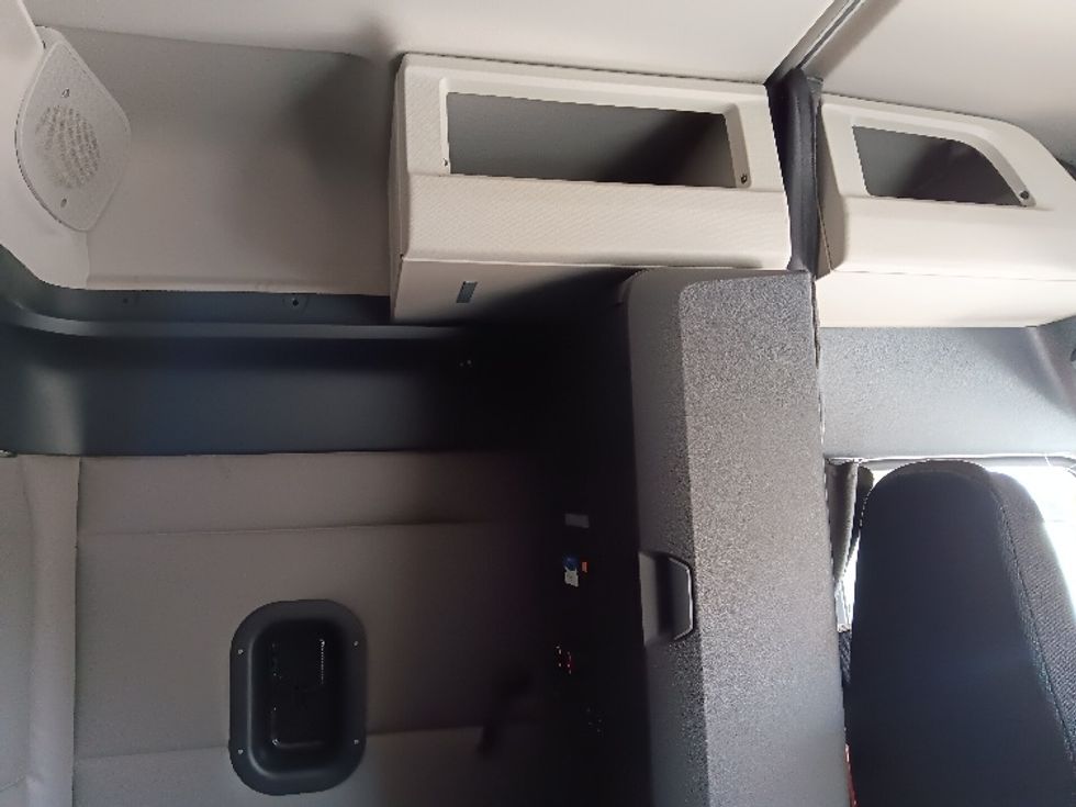 Sleeper Tractor-Heavy Duty Tractors-Freightliner-2020-T12664ST-Blountville-TN-145,859\n\t\tmiles-$ 87,500 - Image 18