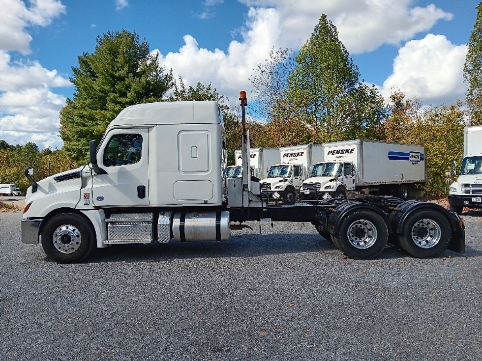 Sleeper Tractor-Heavy Duty Tractors-Freightliner-2020-T12664ST-Blountville-TN-145,859\n\t\tmiles-$ 87,500 - Image 4