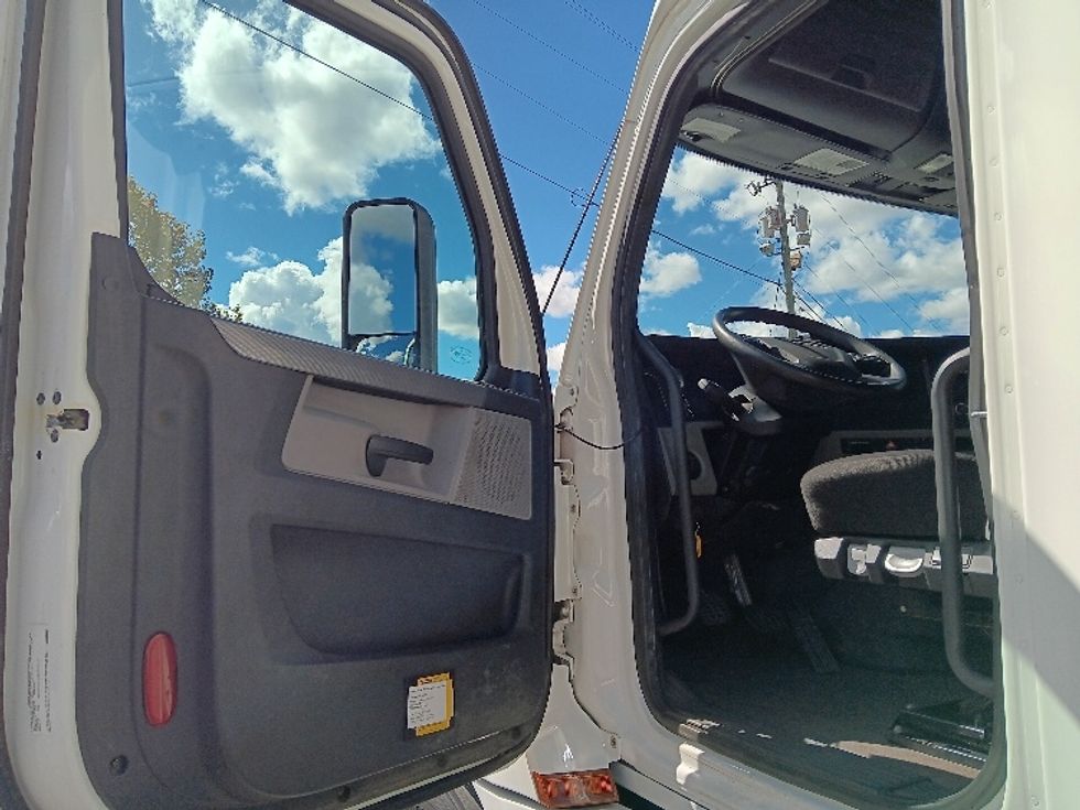 Sleeper Tractor-Heavy Duty Tractors-Freightliner-2020-T12664ST-Blountville-TN-145,859\n\t\tmiles-$ 87,500 - Image 9