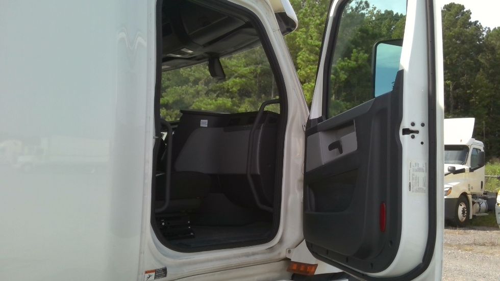 Sleeper Tractor-Heavy Duty Tractors-Freightliner-2020-T12664ST-Boaz-AL-623,630\n\t\tmiles-$ 53,750 - Image 13