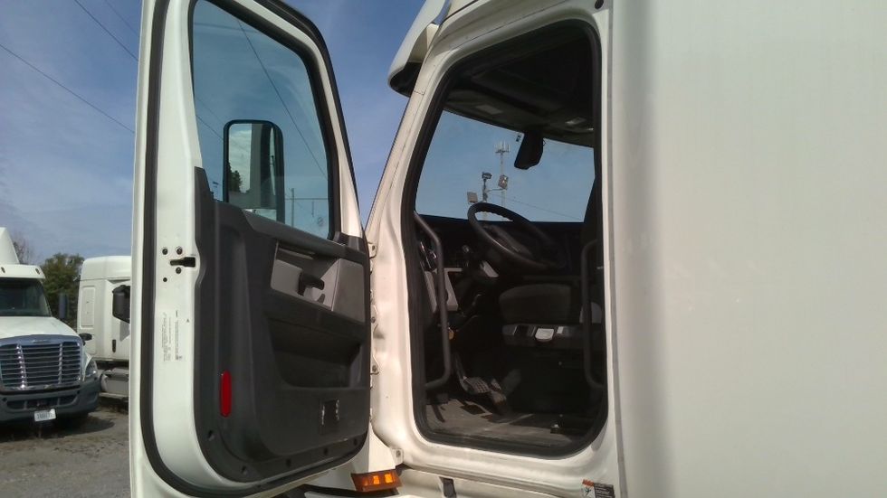 Sleeper Tractor-Heavy Duty Tractors-Freightliner-2020-T12664ST-Boaz-AL-623,630\n\t\tmiles-$ 53,750 - Image 9