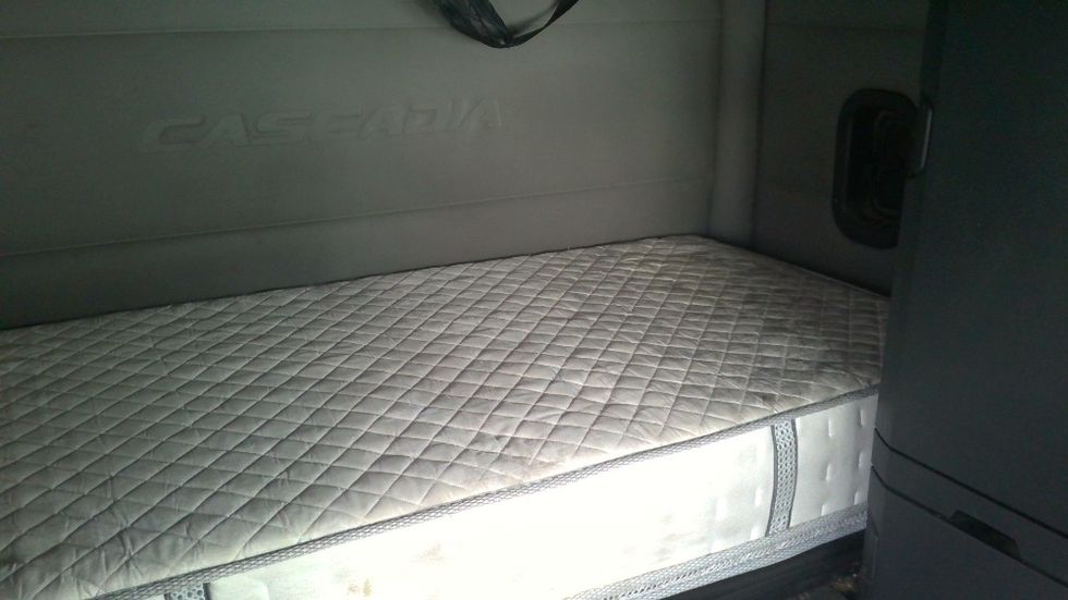 Sleeper Tractor-Heavy Duty Tractors-Freightliner-2020-T12664ST-Boaz-AL-678,446\n\t\tmiles-$ 49,500 - Image 17