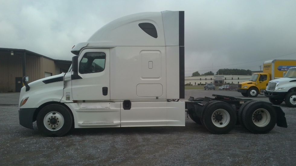 2020 Freightliner Cascadia 126" Sleeper Cab photo 4