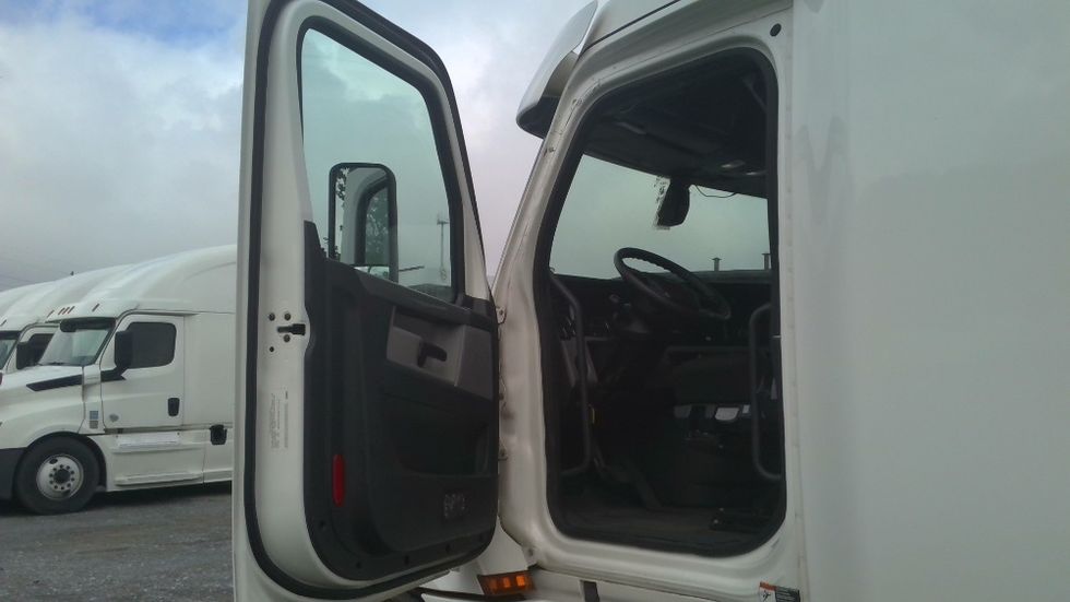 Sleeper Tractor-Heavy Duty Tractors-Freightliner-2020-T12664ST-Boaz-AL-678,446\n\t\tmiles-$ 49,500 - Image 9