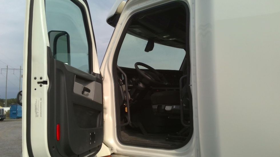 Sleeper Tractor-Heavy Duty Tractors-Freightliner-2020-T12664ST-Boaz-AL-682,159\n\t\tmiles-$ 49,250 - Image 9