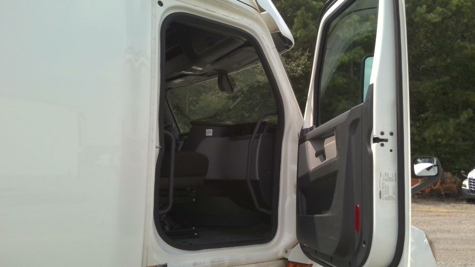 Sleeper Tractor-Heavy Duty Tractors-Freightliner-2020-T12664ST-Boaz-AL-702,736\n\t\tmiles-$ 47,750 - Image 13