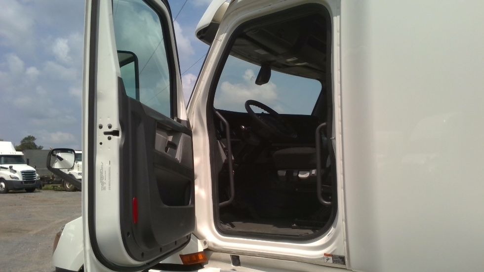 Sleeper Tractor-Heavy Duty Tractors-Freightliner-2020-T12664ST-Boaz-AL-702,736\n\t\tmiles-$ 47,750 - Image 9