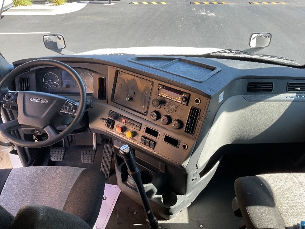 Sleeper Tractor-Heavy Duty Tractors-Freightliner-2020-T12664ST-Boise-ID-730,353\n\t\tmiles-$ 41,750 - Image 12