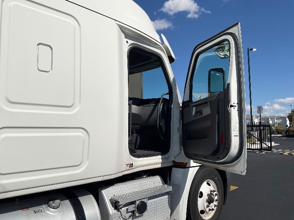 Sleeper Tractor-Heavy Duty Tractors-Freightliner-2020-T12664ST-Boise-ID-730,353\n\t\tmiles-$ 41,750 - Image 13