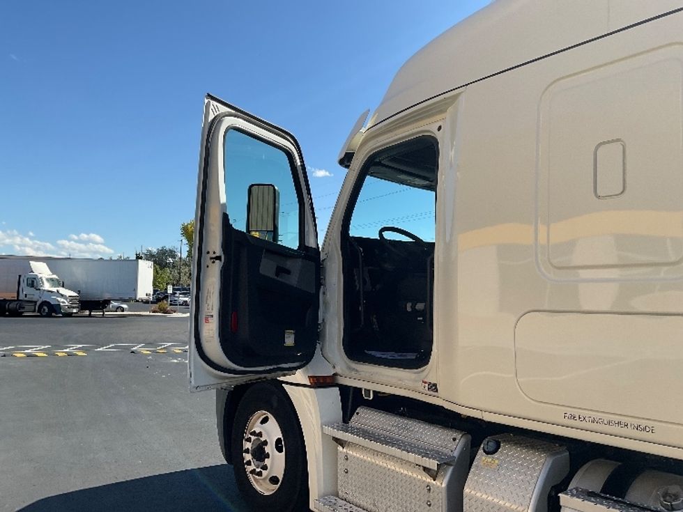 Sleeper Tractor-Heavy Duty Tractors-Freightliner-2020-T12664ST-Boise-ID-730,353\n\t\tmiles-$ 41,750 - Image 9