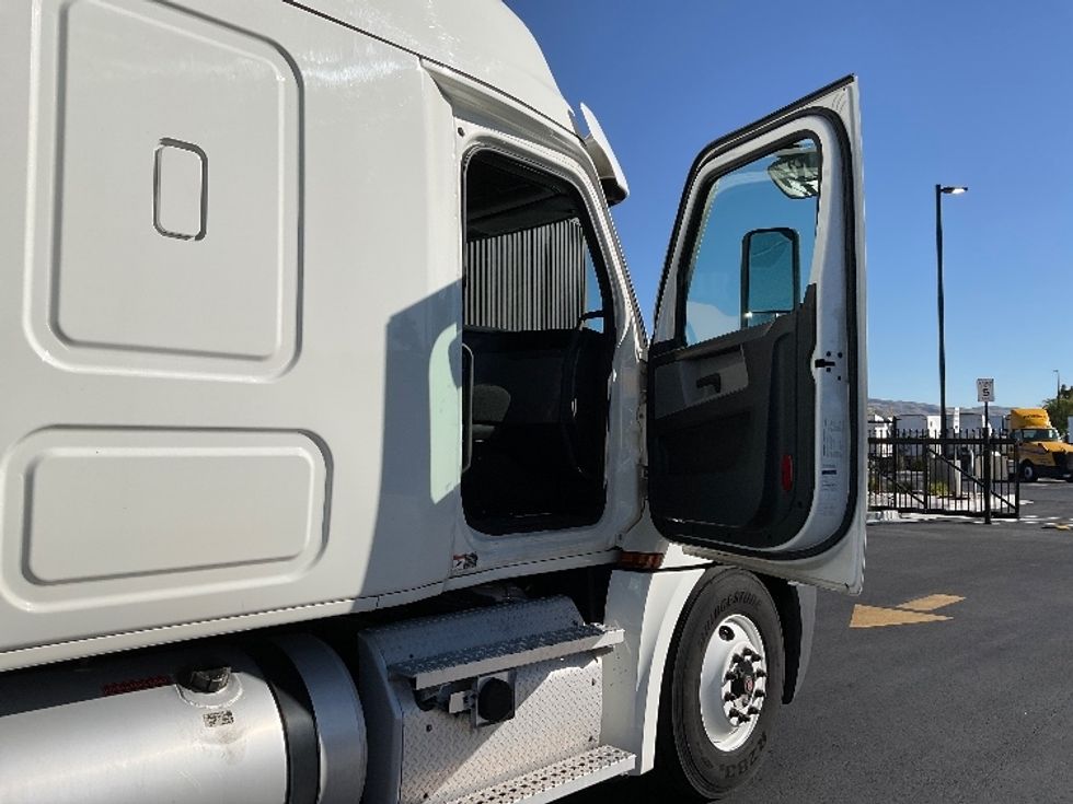 Sleeper Tractor-Heavy Duty Tractors-Freightliner-2020-T12664ST-Boise-ID-801,374\n\t\tmiles-$ 35,750 - Image 11