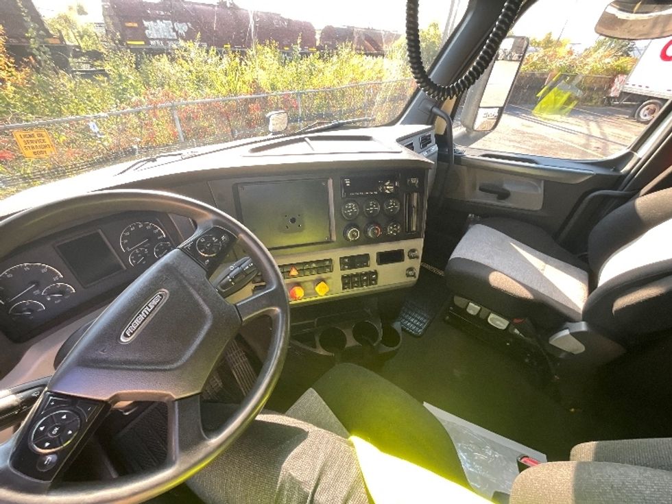 Sleeper Tractor-Heavy Duty Tractors-Freightliner-2020-T12664ST-Boucherville-PQ-724,254\n\t\tkm-$ 89,750 - Image 10
