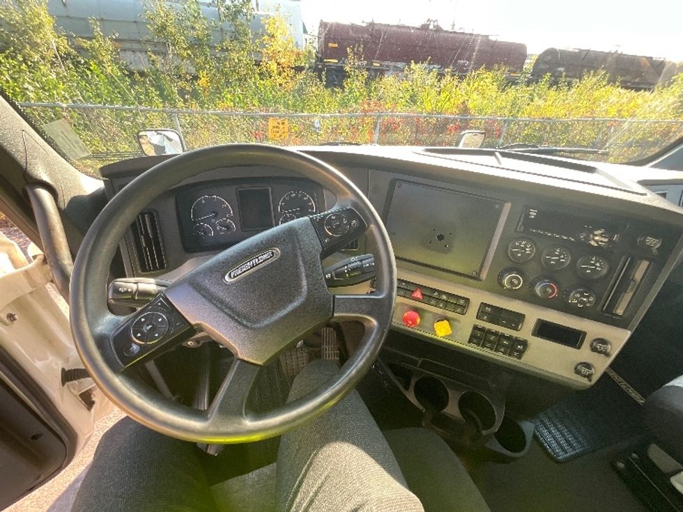 Sleeper Tractor-Heavy Duty Tractors-Freightliner-2020-T12664ST-Boucherville-PQ-724,254\n\t\tkm-$ 89,750 - Image 11