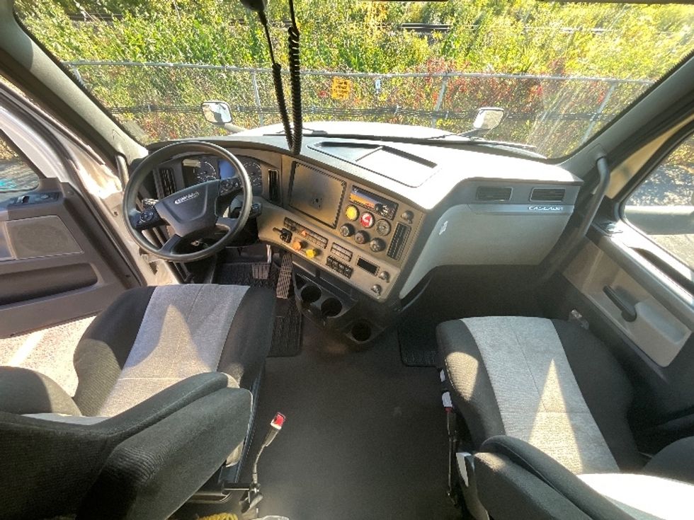 Sleeper Tractor-Heavy Duty Tractors-Freightliner-2020-T12664ST-Boucherville-PQ-724,254\n\t\tkm-$ 89,750 - Image 12