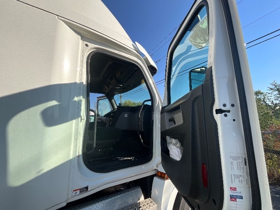 Sleeper Tractor-Heavy Duty Tractors-Freightliner-2020-T12664ST-Boucherville-PQ-724,254\n\t\tkm-$ 89,750 - Image 13
