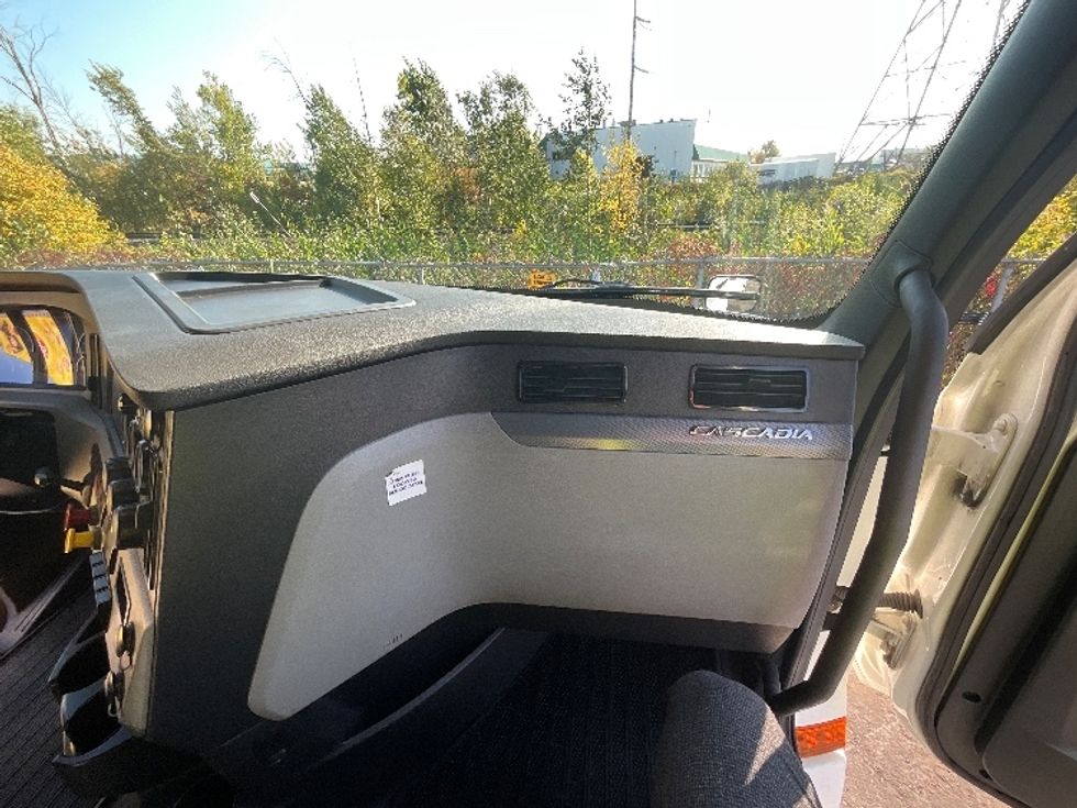 Sleeper Tractor-Heavy Duty Tractors-Freightliner-2020-T12664ST-Boucherville-PQ-724,254\n\t\tkm-$ 89,750 - Image 14