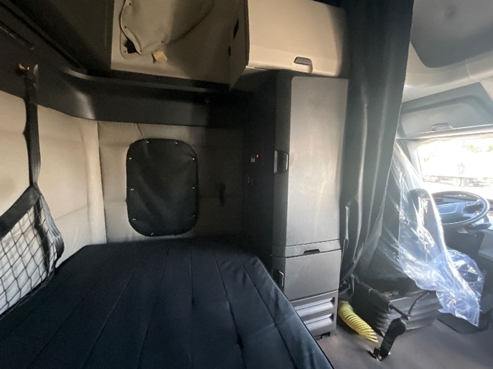 Sleeper Tractor-Heavy Duty Tractors-Freightliner-2020-T12664ST-Boucherville-PQ-724,254\n\t\tkm-$ 89,750 - Image 18