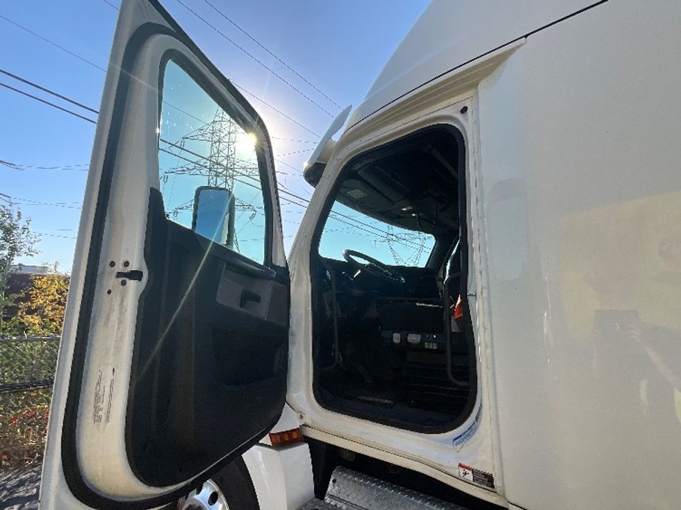 Sleeper Tractor-Heavy Duty Tractors-Freightliner-2020-T12664ST-Boucherville-PQ-724,254\n\t\tkm-$ 89,750 - Image 9