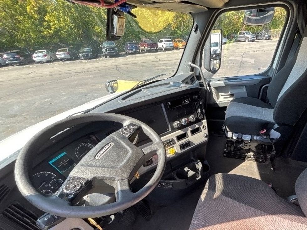 Sleeper Tractor-Heavy Duty Tractors-Freightliner-2020-T12664ST-Brook Park-OH-567,796\n\t\tmiles-$ 55,250 - Image 10
