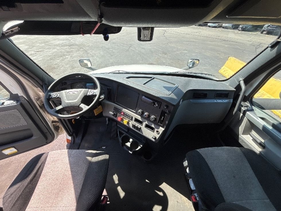 Sleeper Tractor-Heavy Duty Tractors-Freightliner-2020-T12664ST-Brook Park-OH-567,796\n\t\tmiles-$ 55,250 - Image 12