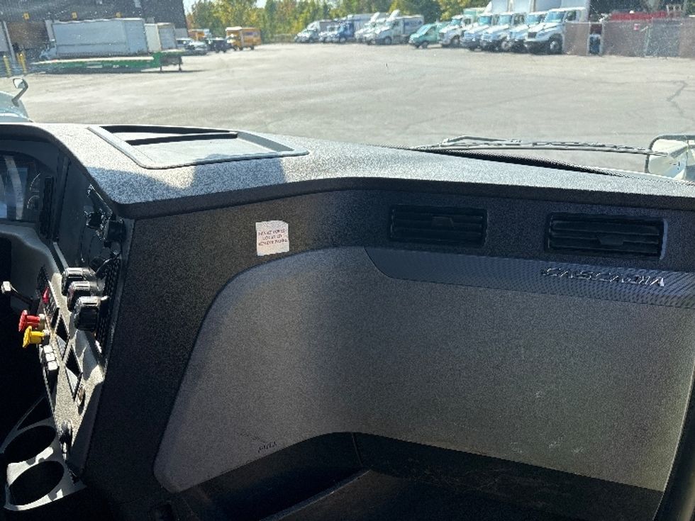 Sleeper Tractor-Heavy Duty Tractors-Freightliner-2020-T12664ST-Brook Park-OH-567,796\n\t\tmiles-$ 55,250 - Image 14