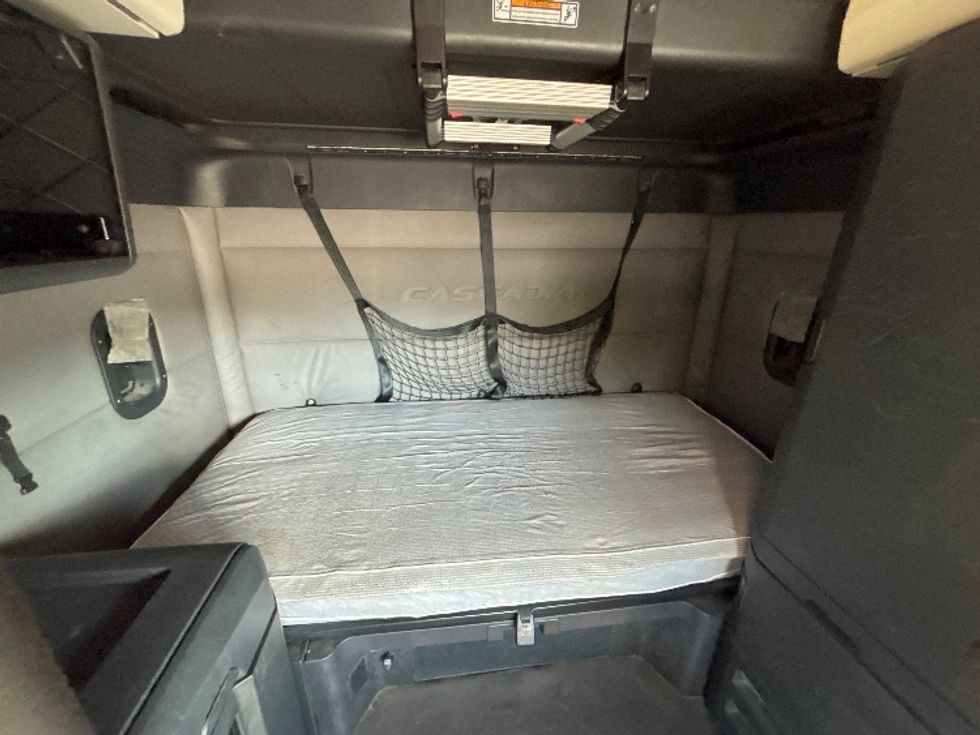 Sleeper Tractor-Heavy Duty Tractors-Freightliner-2020-T12664ST-Brook Park-OH-567,796\n\t\tmiles-$ 55,250 - Image 16