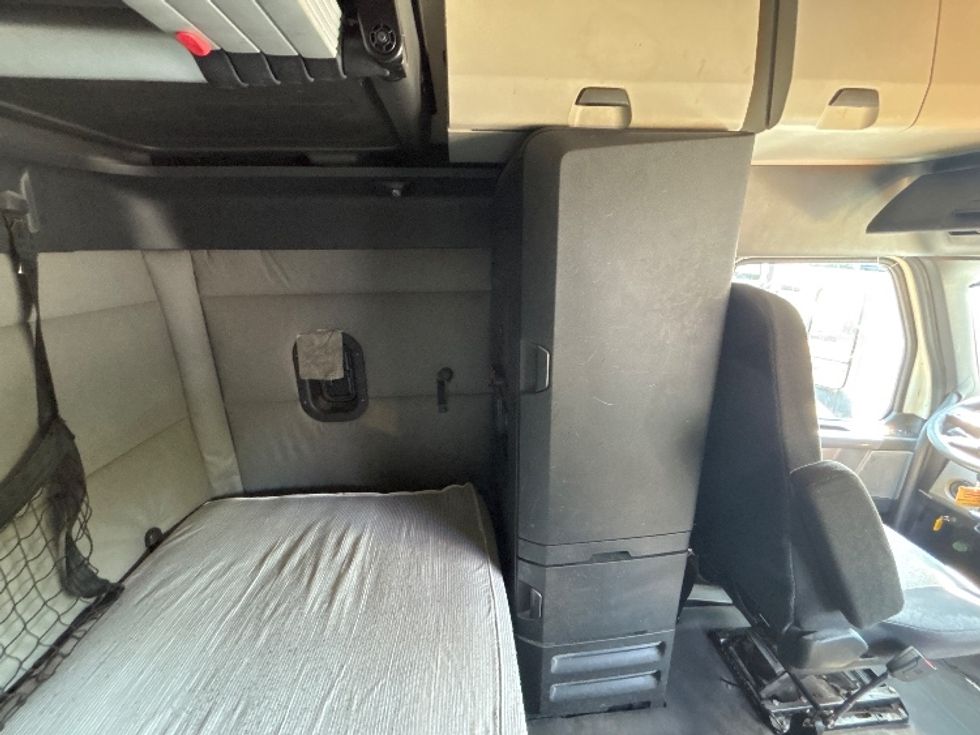 Sleeper Tractor-Heavy Duty Tractors-Freightliner-2020-T12664ST-Brook Park-OH-567,796\n\t\tmiles-$ 55,250 - Image 17