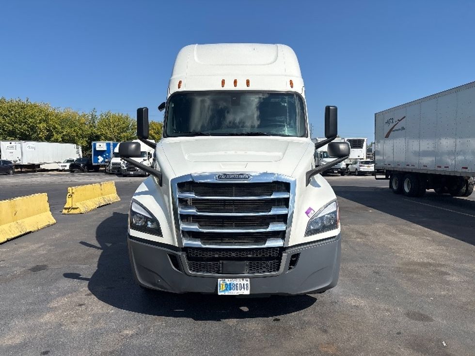 Sleeper Tractor-Heavy Duty Tractors-Freightliner-2020-T12664ST-Brook Park-OH-567,796\n\t\tmiles-$ 55,250 - Image 2