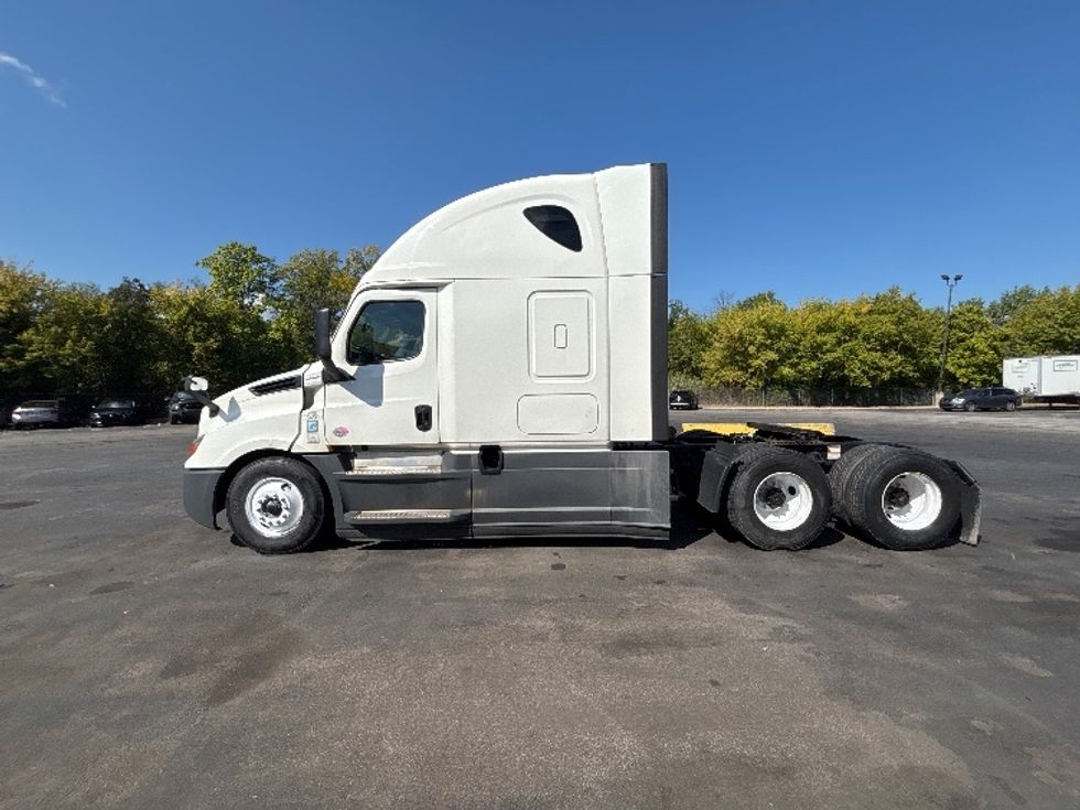Sleeper Tractor-Heavy Duty Tractors-Freightliner-2020-T12664ST-Brook Park-OH-567,796\n\t\tmiles-$ 55,250 - Image 4