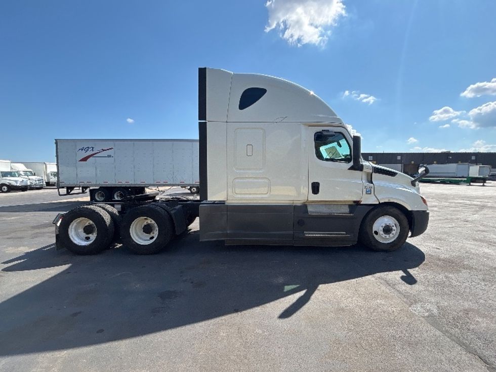 Sleeper Tractor-Heavy Duty Tractors-Freightliner-2020-T12664ST-Brook Park-OH-567,796\n\t\tmiles-$ 55,250 - Image 8