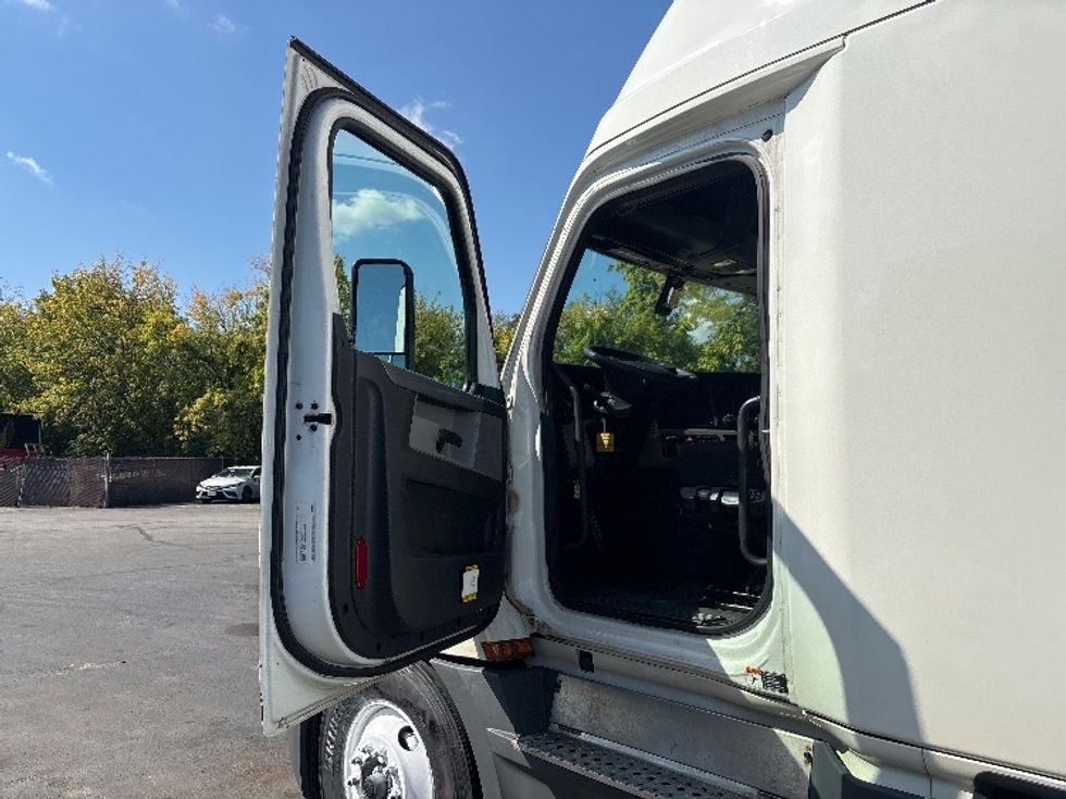 Sleeper Tractor-Heavy Duty Tractors-Freightliner-2020-T12664ST-Brook Park-OH-567,796\n\t\tmiles-$ 55,250 - Image 9