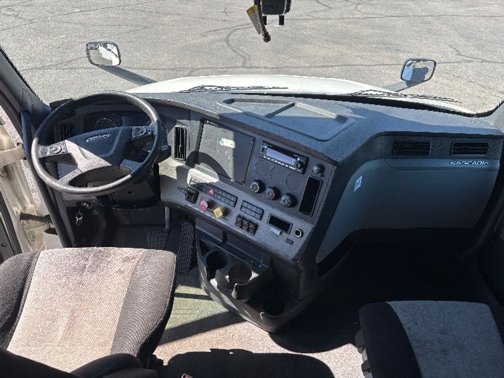 Sleeper Tractor-Heavy Duty Tractors-Freightliner-2020-T12664ST-Brook Park-OH-589,299\n\t\tmiles-$ 53,750 - Image 12