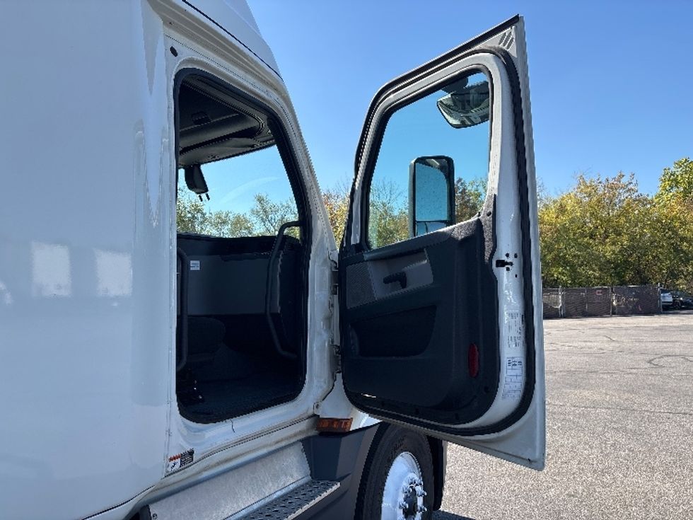Sleeper Tractor-Heavy Duty Tractors-Freightliner-2020-T12664ST-Brook Park-OH-589,299\n\t\tmiles-$ 53,750 - Image 13