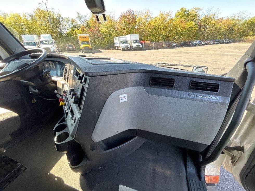 Sleeper Tractor-Heavy Duty Tractors-Freightliner-2020-T12664ST-Brook Park-OH-589,299\n\t\tmiles-$ 53,750 - Image 14