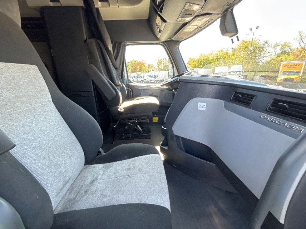 Sleeper Tractor-Heavy Duty Tractors-Freightliner-2020-T12664ST-Brook Park-OH-589,299\n\t\tmiles-$ 53,750 - Image 15