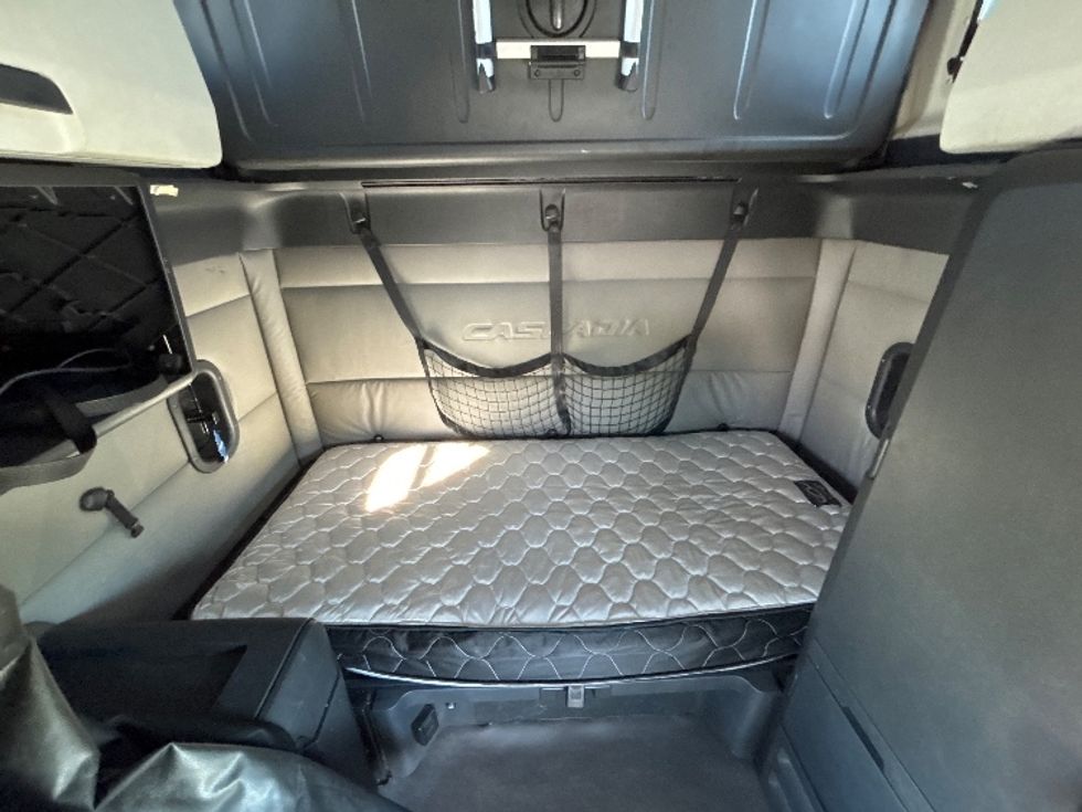 Sleeper Tractor-Heavy Duty Tractors-Freightliner-2020-T12664ST-Brook Park-OH-589,299\n\t\tmiles-$ 53,750 - Image 16