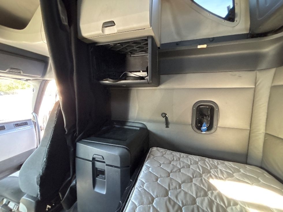 Sleeper Tractor-Heavy Duty Tractors-Freightliner-2020-T12664ST-Brook Park-OH-589,299\n\t\tmiles-$ 53,750 - Image 17