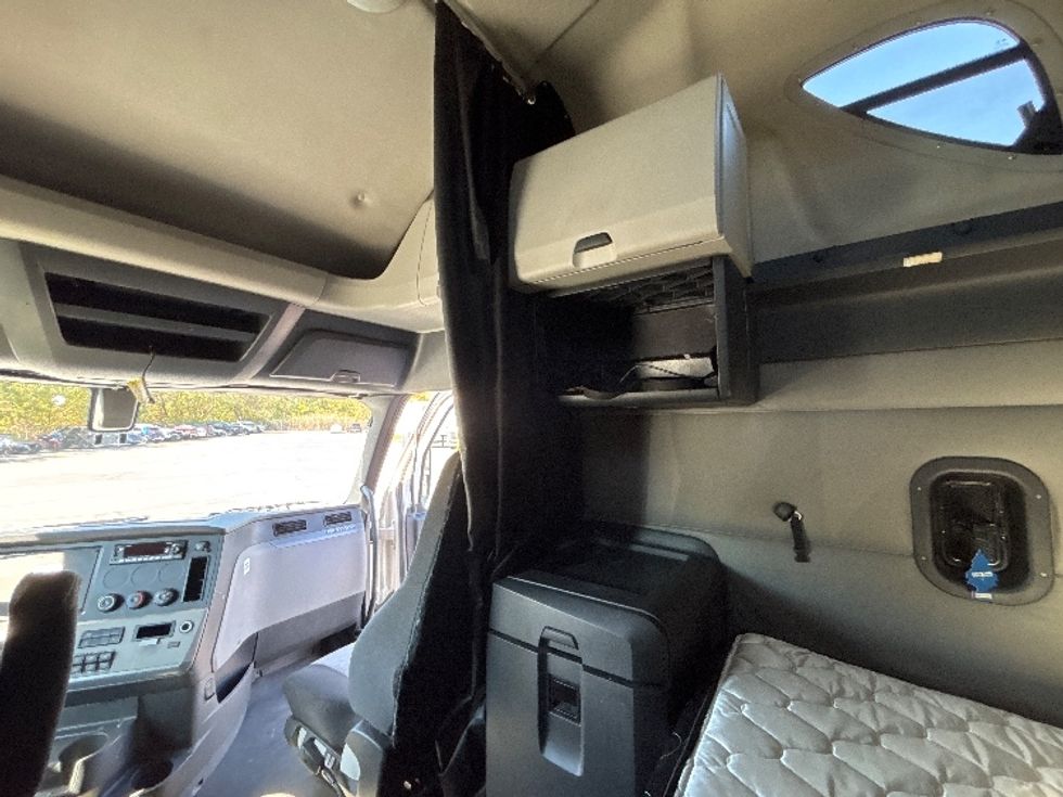 Sleeper Tractor-Heavy Duty Tractors-Freightliner-2020-T12664ST-Brook Park-OH-589,299\n\t\tmiles-$ 53,750 - Image 18