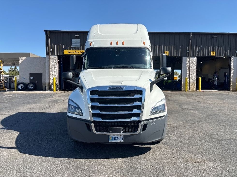 Sleeper Tractor-Heavy Duty Tractors-Freightliner-2020-T12664ST-Brook Park-OH-589,299\n\t\tmiles-$ 53,750 - Image 2