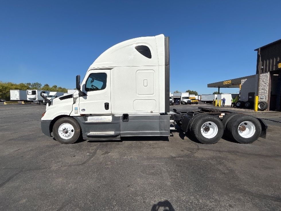 Sleeper Tractor-Heavy Duty Tractors-Freightliner-2020-T12664ST-Brook Park-OH-589,299\n\t\tmiles-$ 53,750 - Image 4