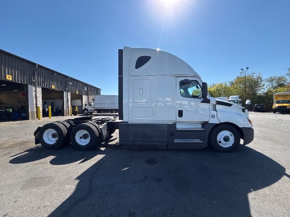 Sleeper Tractor-Heavy Duty Tractors-Freightliner-2020-T12664ST-Brook Park-OH-589,299\n\t\tmiles-$ 53,750 - Image 8